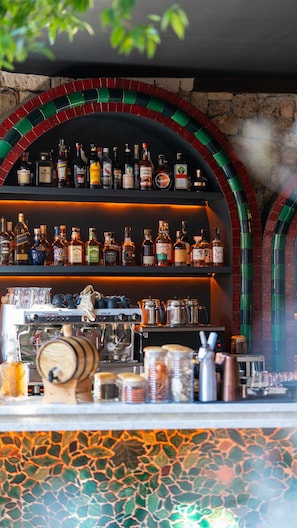 2 bars/lounges, wine bar