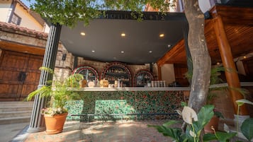 2 Bars/Lounges, Weinbar