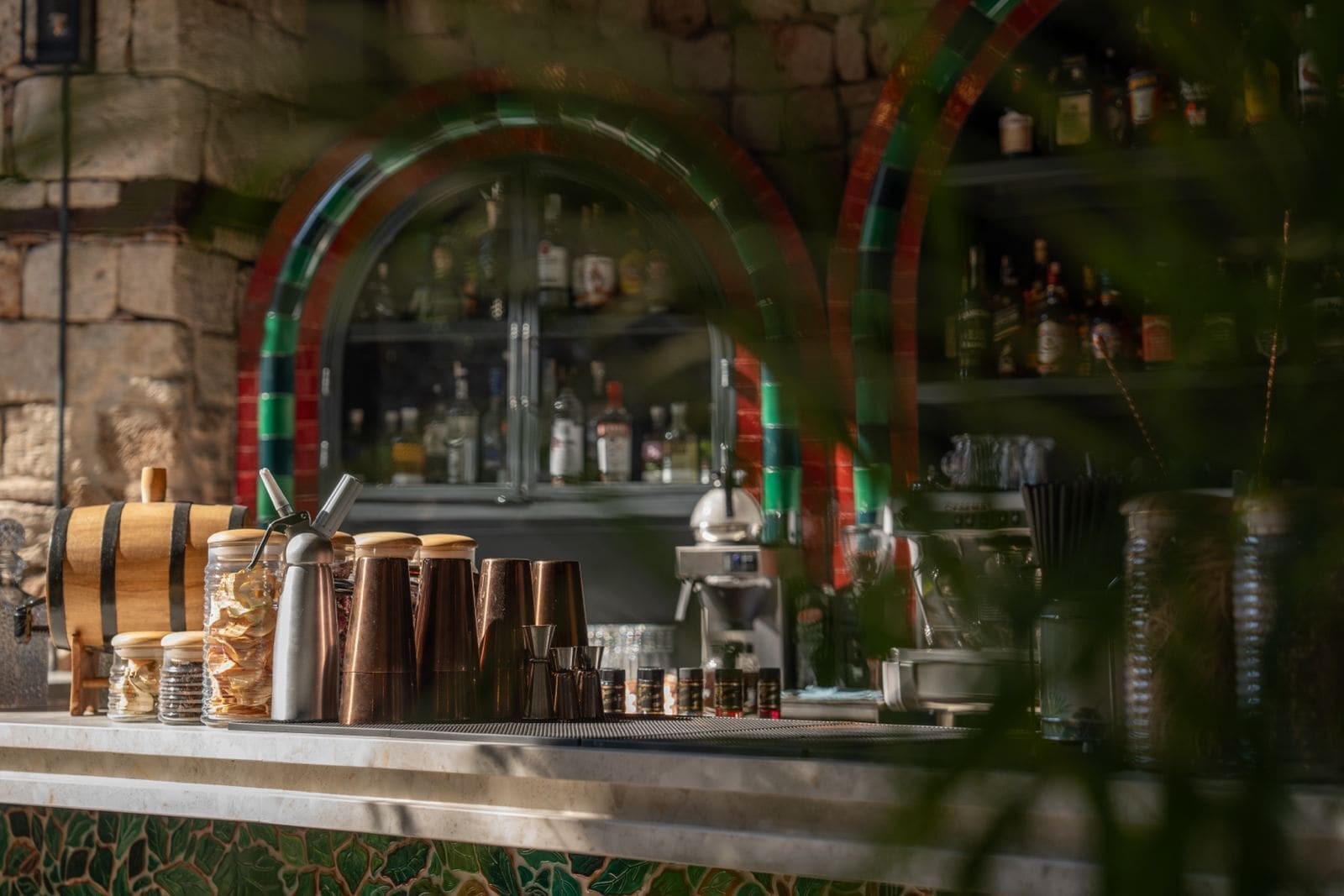 2 bares y 1 bar de vinos