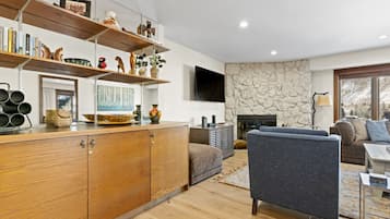 TV, fireplace