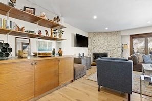 TV, fireplace