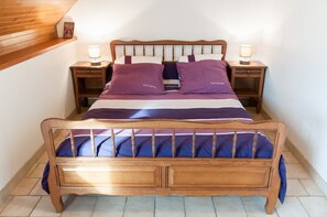 3 habitaciones, tabla de planchar con plancha y cuna de viaje 