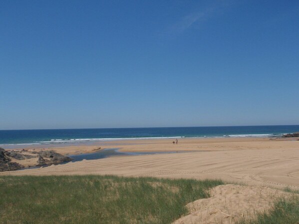 A beach with a clear sky, sandy shore, and some rocks. - Beautiful HOUSE in a quiet area ***—Ocean: 20 min—Quimperlé-Le Faouet: 10 km—with a SPECIAL OFFER (QUERRIEN)