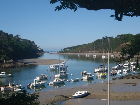 A marina with boats docked along the shore, surrounded by trees and a clear sky. - Beautiful HOUSE in a quiet area ***—Ocean: 20 min—Quimperlé-Le Faouet: 10 km—with a SPECIAL OFFER (QUERRIEN)