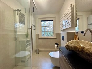 Ducha, secador de pelo, toallas, jabón