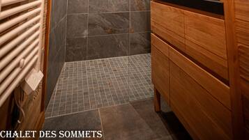 Douche, sèche-cheveux, serviettes fournies, savon