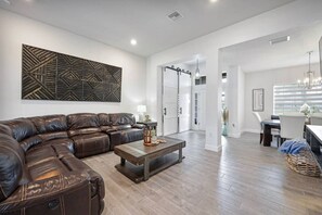 Living area - Modern with a country-touch single-family home in Cape Coral! Close to Matlache. (Cape Coral)