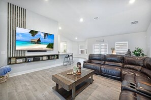Living area - Modern with a country-touch single-family home in Cape Coral! Close to Matlache. (Cape Coral)