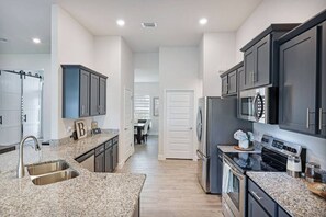 Private kitchen - Modern with a country-touch single-family home in Cape Coral! Close to Matlache. (Cape Coral)