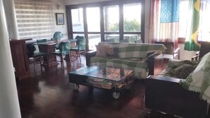 TV - Casa Confortável, Com Vista Para o mar Vai Andando 800 Metros da rua das Pedras (Armação dos Búzios)