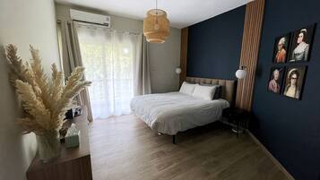 3 chambres, coffres-forts dans les chambres, lit parapluie