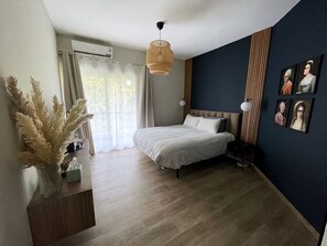 3 chambres, coffres-forts dans les chambres, lit parapluie