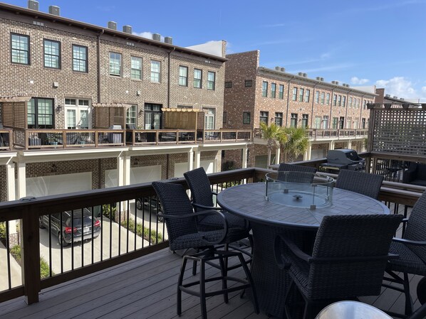 Outdoor dining - Executive rental available in Savannah, GA- minimum 60 day. great locale (Savannah)