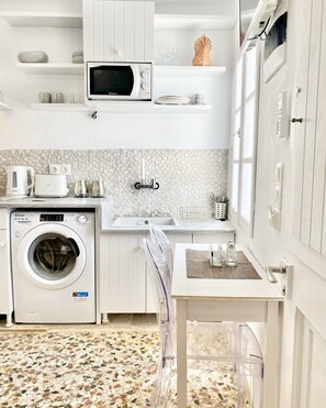 Fridge, microwave, oven, stovetop - CABARNUS HOUSE in the HEART of Paroikia, Paros! (Paros)
