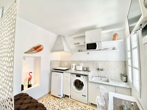 Fridge, microwave, oven, stovetop - CABARNUS HOUSE in the HEART of Paroikia, Paros! (Paros)