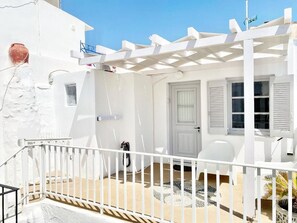 Property grounds - CABARNUS HOUSE in the HEART of Paroikia, Paros! (Paros)