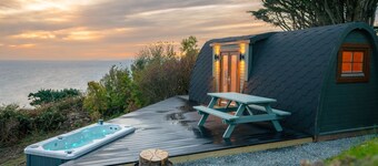 Sunset Couples Retreat with Hot tub 
