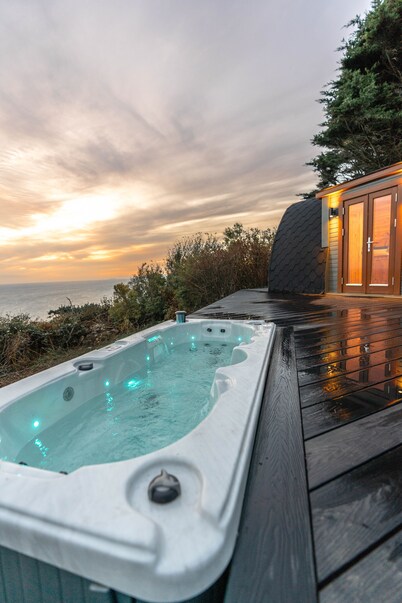 Sunset Couples Retreat with Hot tub 