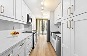 Refrigerador, microondas, horno y parrilla de estufa 