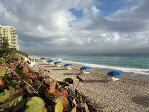 En la playa, camastros y toallas de playa 