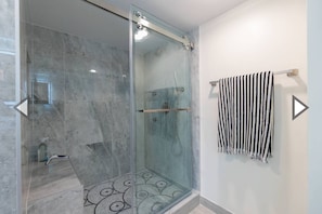 Douche, serviettes fournies