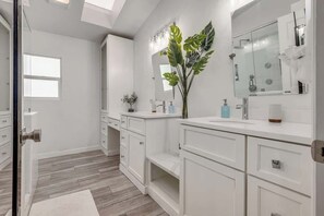 Haartrockner, Handtücher, Seife, Shampoo