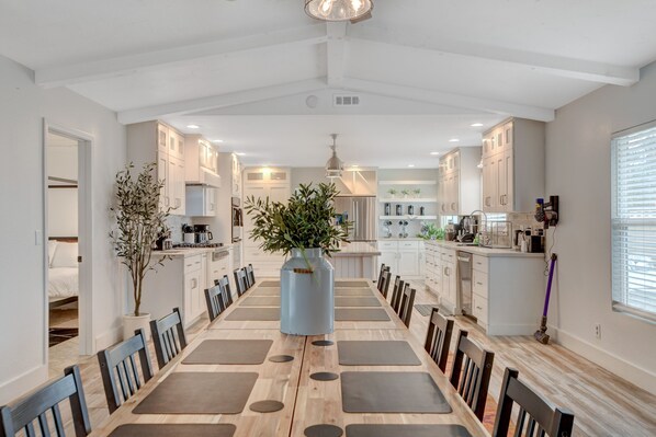 Dining - 7x3 Villa, 10mins to the Strip, 16 seat dining table, pool + spa, RV parking. (Las Vegas)