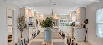 7x3 Villa, 10mins to the Strip, 16 seat dining table, pool + spa, RV parking.