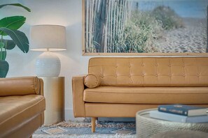 Smart-TV, Kamin, Videospiele, Bücher