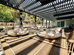 Outdoor dining - 7x3 Villa, 10mins to the Strip, 16 seat dining table, pool + spa, RV parking. (Las Vegas)