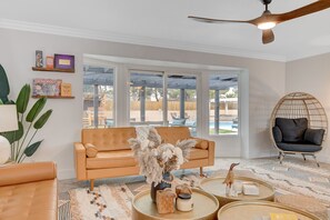 Smart TV, fireplace, video games, books - 7x3 Villa, 10mins to the Strip, 16 seat dining table, pool + spa, RV parking. (Las Vegas)