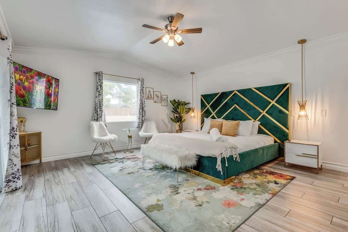 7 Schlafzimmer, Schreibtisch, Bügeleisen/Bügelbrett, Reisekinderbett