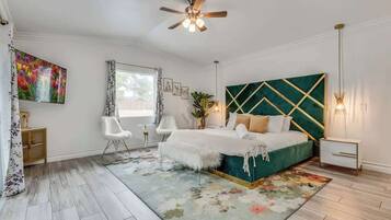 7 Schlafzimmer, Schreibtisch, Bügeleisen/Bügelbrett, Reisekinderbett