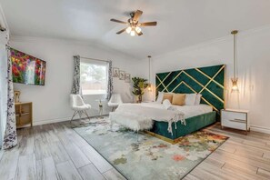 7 Schlafzimmer, Schreibtisch, Bügeleisen/Bügelbrett, Reisekinderbett