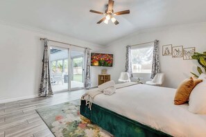 7 Schlafzimmer, Schreibtisch, Bügeleisen/Bügelbrett, Reisekinderbett