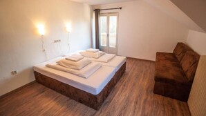 Basic Double Room | WiFi (free), bed sheets - Hostel Chillertal (Schwendau)