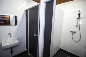 Basic Shared Dormitory, Mixed Dorm | Bathroom - Hostel Chillertal (Schwendau)