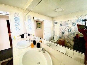 Haartrockner, Bidet, Handtücher, Seife