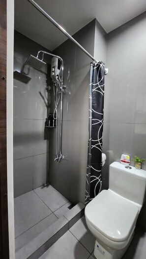 City-Apartment | Badezimmer | Dusche, Regendusche, Haartrockner