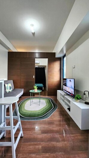 City-Apartment | Wohnbereich | 42-Zoll-Smart-TV mit Satellitenempfang, Netflix, Streaming-Dienste