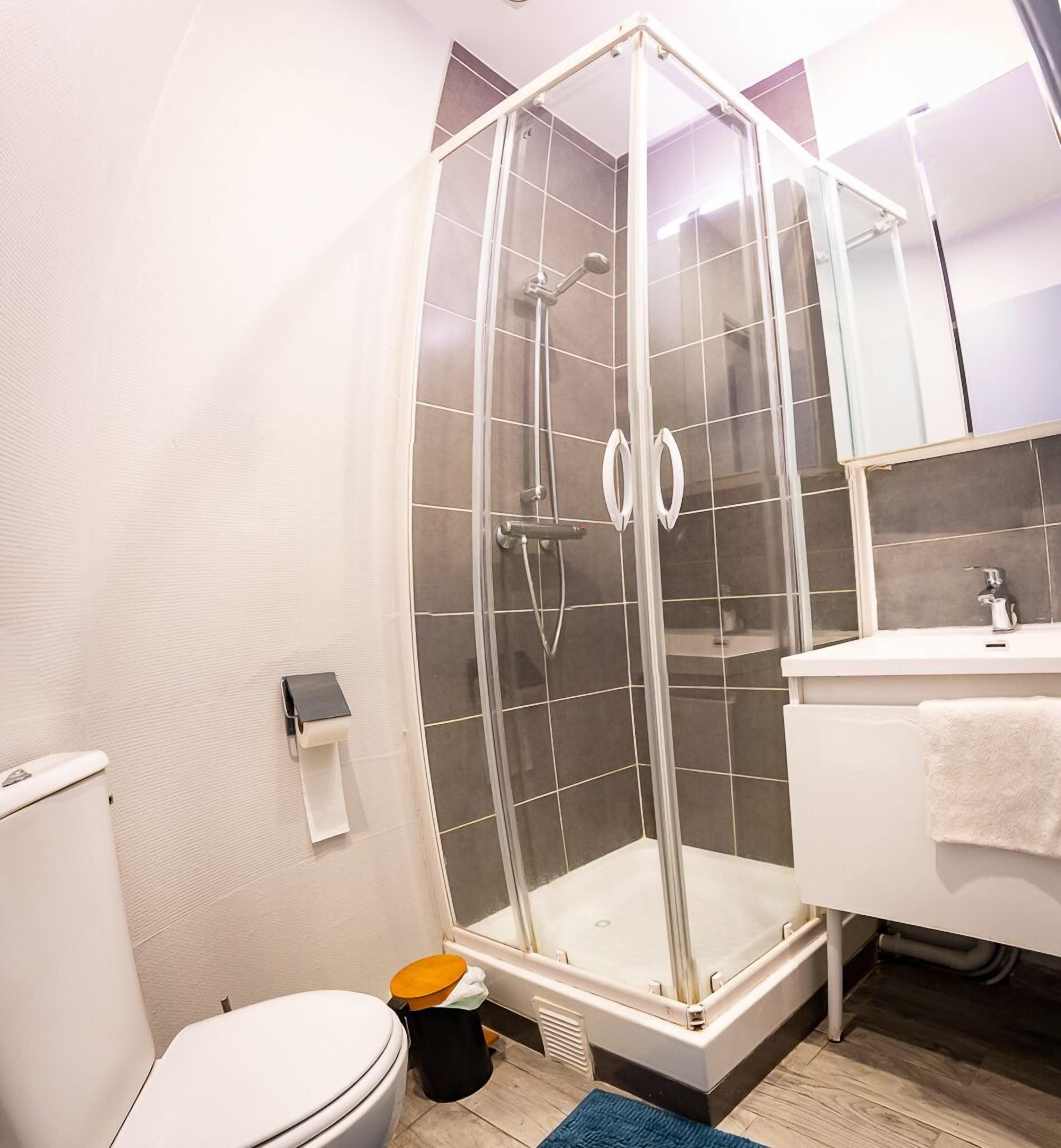 Habitación estándar con 2 camas individuales | Baño | Amenidades de baño gratuitas 