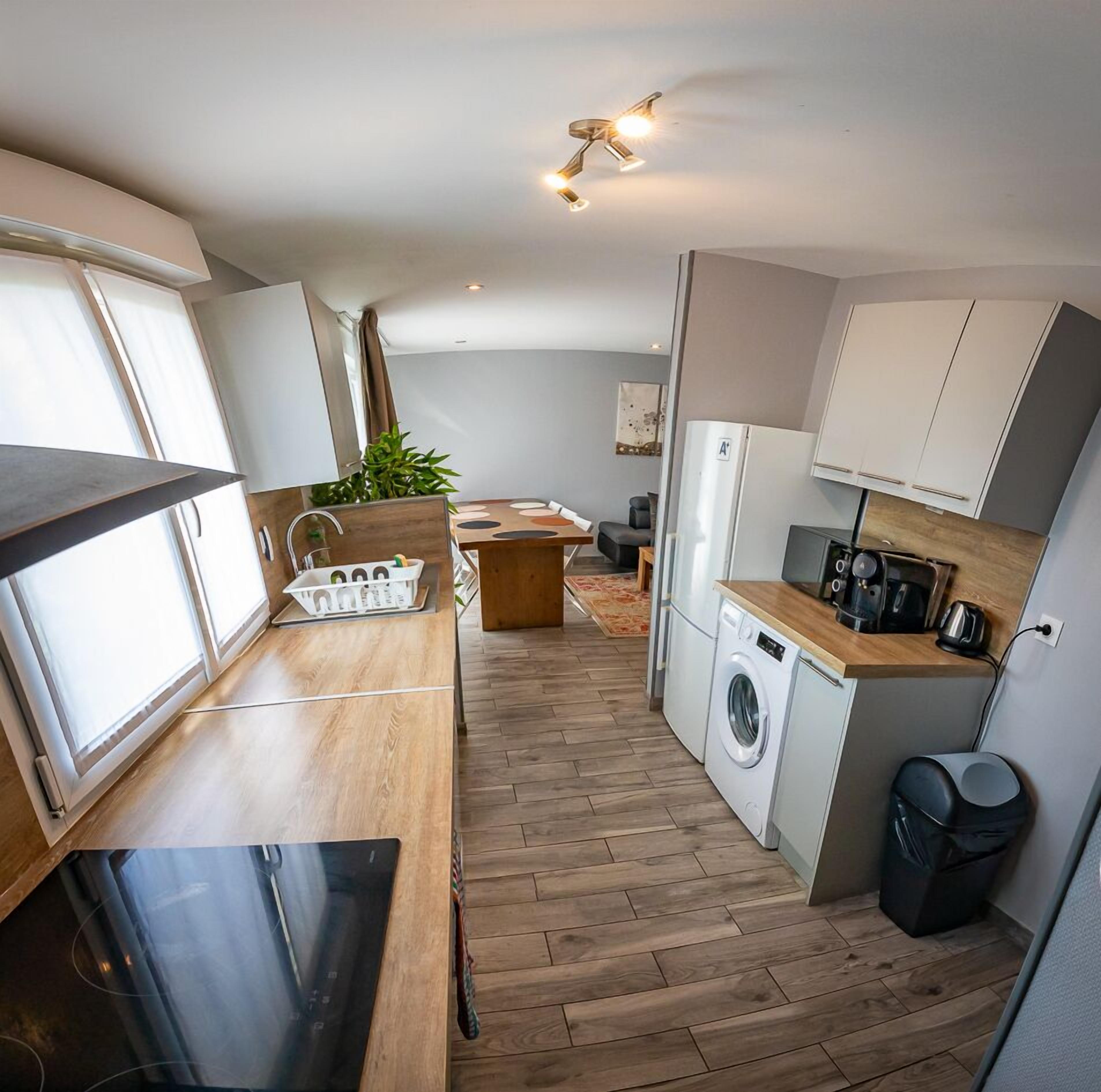 Standard Twin Room | Private kitchen | Shared fridge, microwave, electric kettle