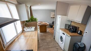 Standard Twin Room | Private kitchen | Shared fridge, microwave, electric kettle