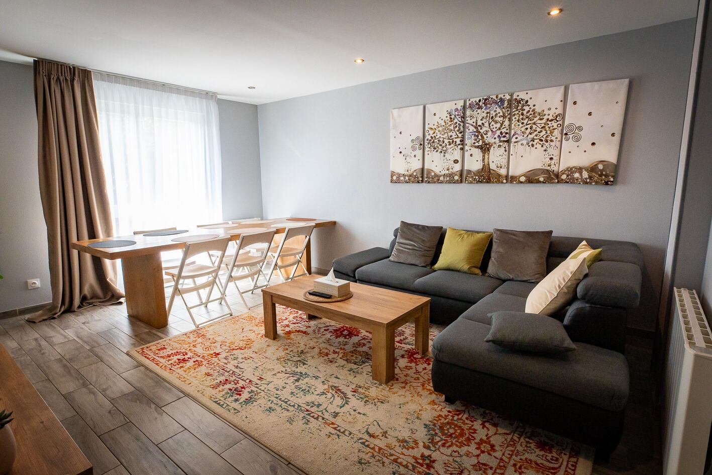 Standard Twin Room | Living area | Flat-screen TV, books