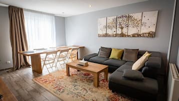 Standard Twin Room | Living area | Flat-screen TV, books