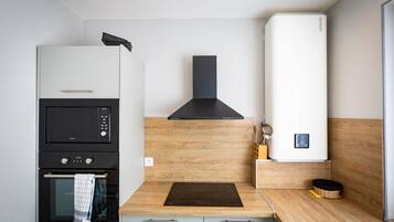 Standard Twin Room | Private kitchen | Shared fridge, microwave, electric kettle