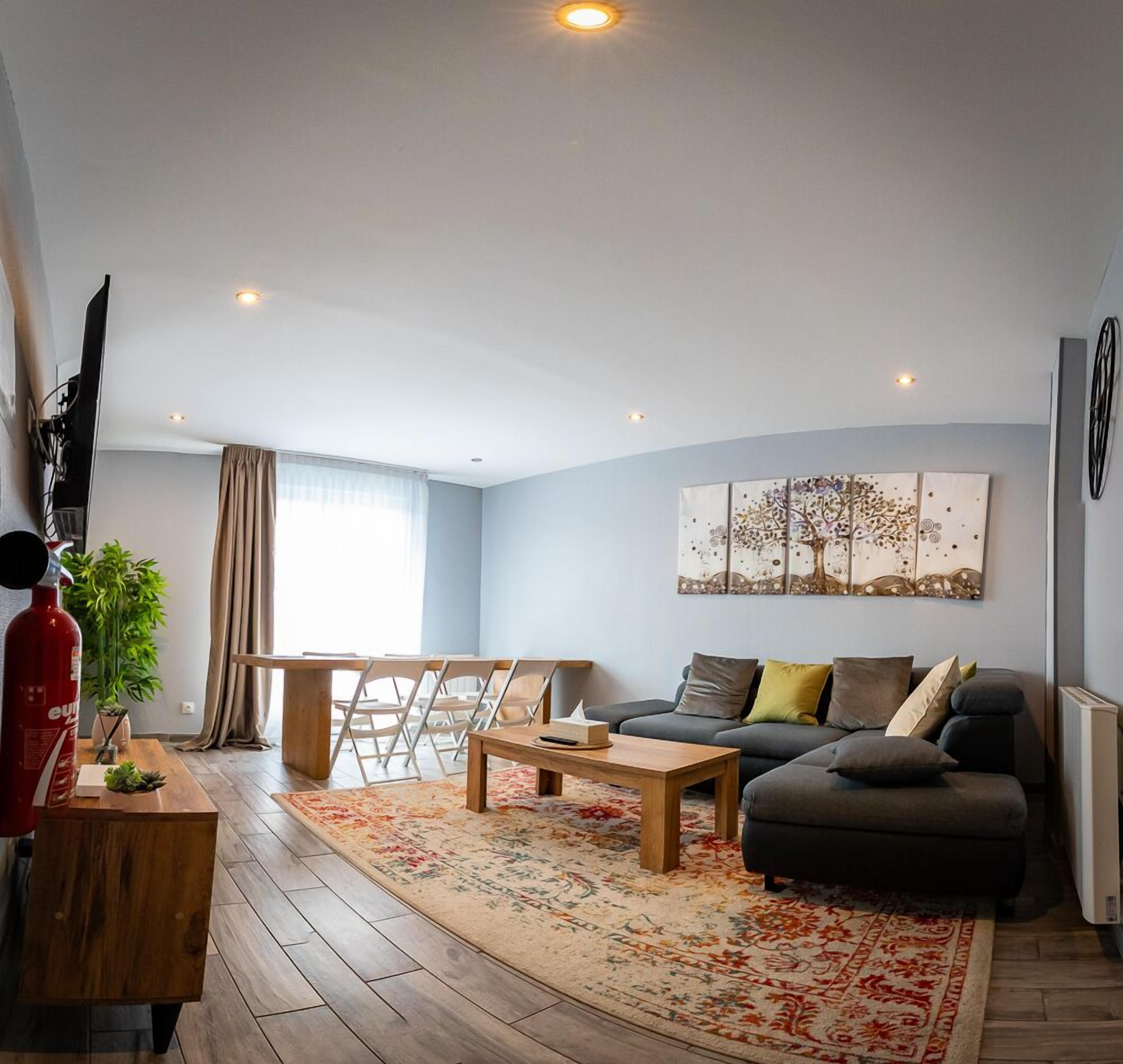 スタンダード ツインルーム | リビング エリア | 薄型テレビ、書庫