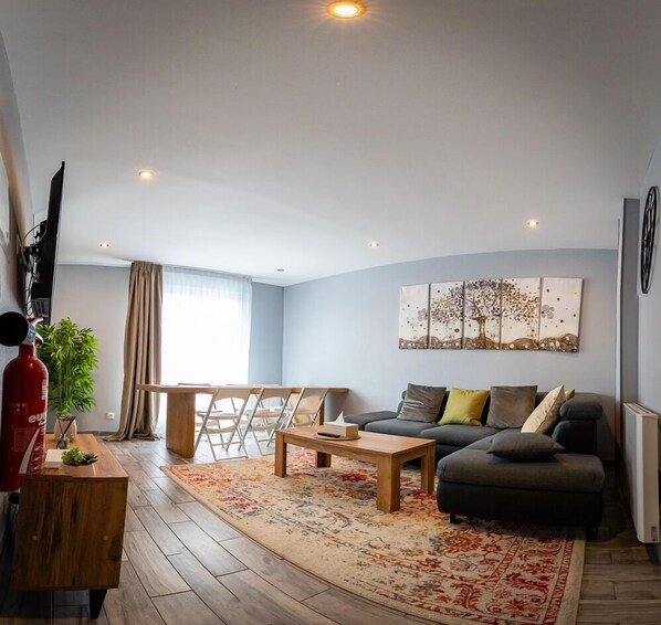 标准双床房 | 起居区 | 平板电视、书