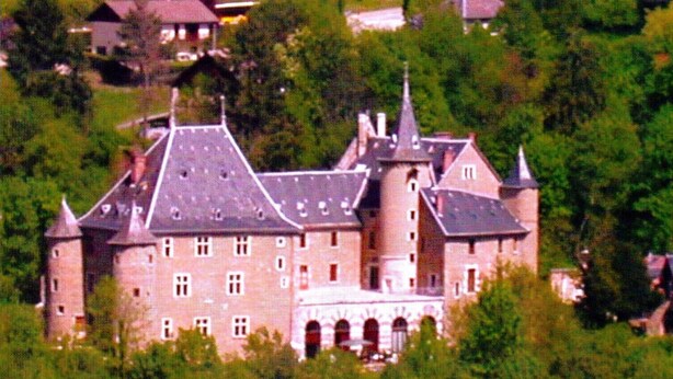 Un castello grande e storico con diverse torri e un cortile centrale.