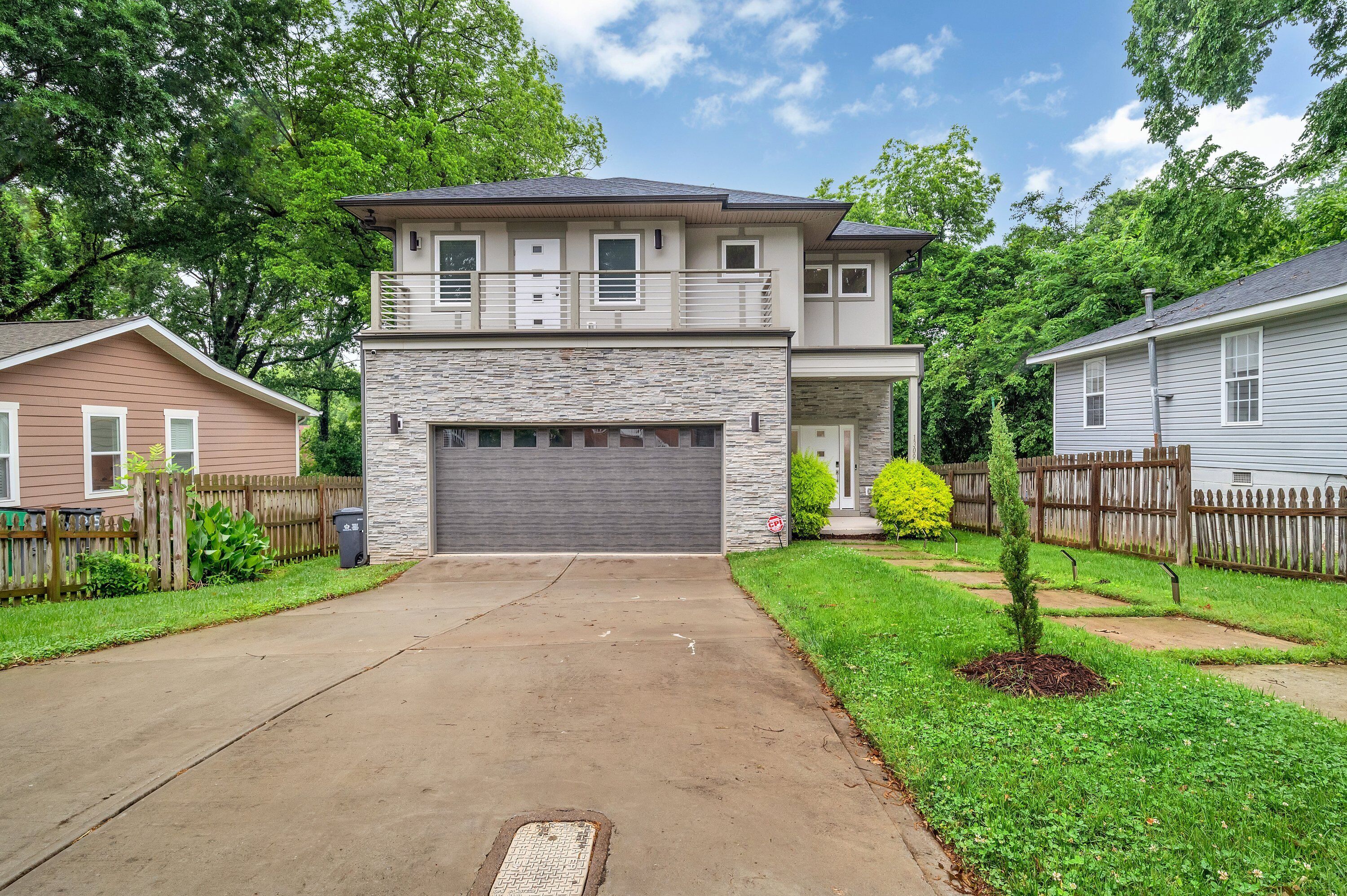 Modern Luxury 3 Bed Home - 2 mins to Uptown!
